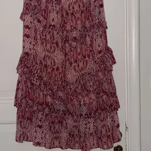 Lång kjol från sellpy som verkar vara i bra skick. Jag har aldrig använt den då den är för liten💕