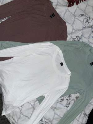 Oanvända långärmade tröjor från Shein, säljes pga köpt fel storlek. Dessa är storlek S och har tunt material (3 för 90kr)