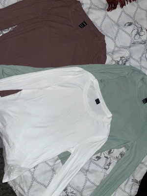 Långärmade tröjor  - Oanvända långärmade tröjor från Shein, säljes pga köpt fel storlek. Dessa är storlek S och har tunt material (3 för 90kr)