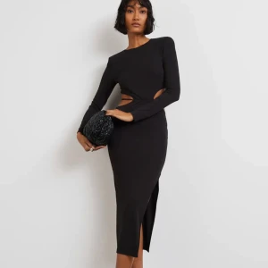 klänning - svart klänning från gina som jag tyvärr aldrig fått användning för, perfekt nu till nyår! ny skick och lapparna sitter kvar, finns inte att köpa längre🥰