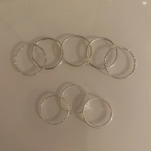RINGAR - Silverringar, de tre främre är i strl xs-s och de bakre är m-l💓har inte använts 