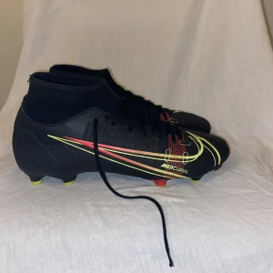 Nike mercurial superfly 8 - Fotbollsskor, Har haft dem i 1 månad. Original pris kostar 1500 jag säljer dem för 300kr. Storlek 42,5
