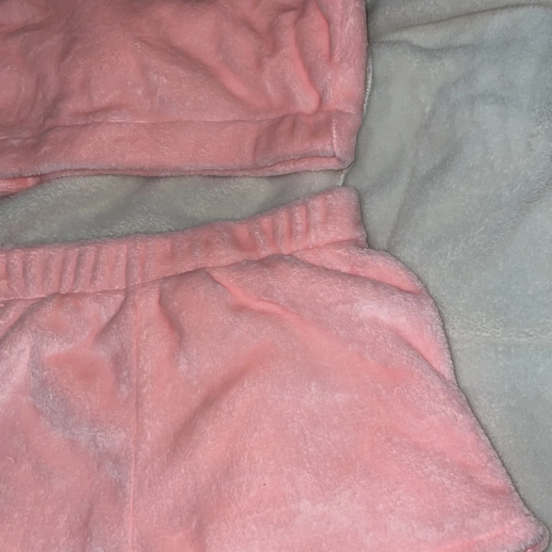 Rosa fluffigt mjukisset - 90