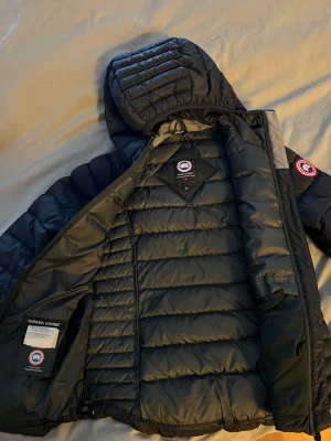 Canada goose  - Säljer min jacka som köptes hos länna sport (jackan är äkta). Jackan är sparsamt använd och är i storlek S. Köparen står för frakten.