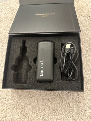 Tanrevel - Säljer min tanrevel. Enbart maskinen och laddare. Boxen medföljer. Har köpt den nya och säljer därför denna. Påfyllning går att köpa billigt på deras hemsida