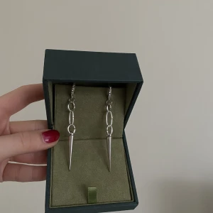 Maria nilsdotter örhängen  - SÅÅÅ sjukt snygga örhängen som lite liknar de från maria nilsdotter, har gjort dessa helt själv❤️ jag har ett par likadana själv som inte rostat även fast jag använt de ganska mycket (dessa är självklart oanvända)🥰🫶🏽