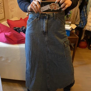 Lång bandy melville kjol - Lång, lågmidjad jeanskjol från brandy Melville köpt för 800 strl one Size men skulle säga s 💗🐯