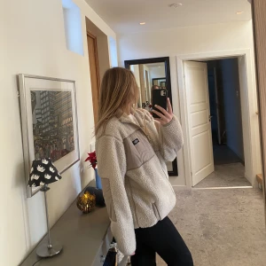 Teddy jacka  - Dickies fleecejacket, knappt använd men väldigt mysig. Jag är 175 cm lång för referens:) 