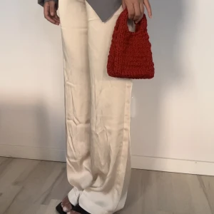 Byxor 80kr  - Silkesbyxor i beige. Lotter perfekt runt midjan men lite långa i benen