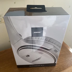BOSE quietcomfort 35 silver - Helt nya oöppnade BOSE quietcomfort 35 hörlurar, köpta för 2799kr