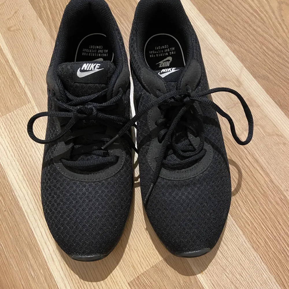 Svarta Nike skor säljes. Endast andvända en gång, väldigt fint skick.  Hemsidans beskrivning: Sneakers med stötdämpande mellansula och ovandel.. Skor.