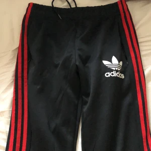 Adidasbyxor  - Adidasbyxor röda svara 