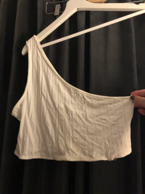 Linn Ahlborg x NAKD - Fin topp med en arm. Från Linn ahlborgs kollektion med NAKD