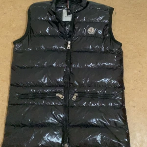  Moncler - Knappt använt denna väst, den behöver en ny ägare, det är storlek S och kan hämtas upp i Borlänge 
