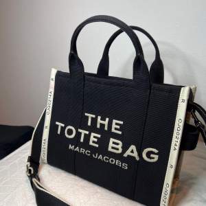 En sjukt fin Tote Bag från Marc Jacobs. Namn: The medium Jacquard Small Tote Bag. Använt 2 gånger. Storleken medium. Köpte från Miinto, köpte den sista i den designen och storleken! Original Pris 3,888kr.   Vill du betala med Swish. Kontakta mig! 