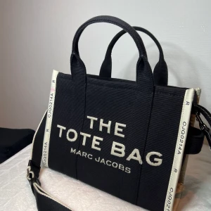 Marc Jacobs Tote Bag - En sjukt fin Tote Bag från Marc Jacobs. Namn: The medium Jacquard Small Tote Bag. Använt 2 gånger. Storleken medium. Köpte från Miinto, köpte den sista i den designen och storleken! Original Pris 3,888kr.   Vill du betala med Swish. Kontakta mig! 