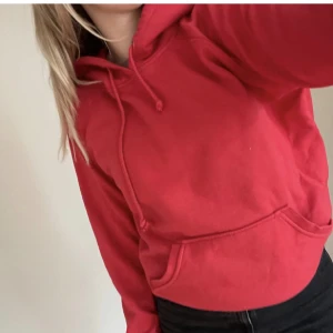 Röd basic hoodie - Storlek S