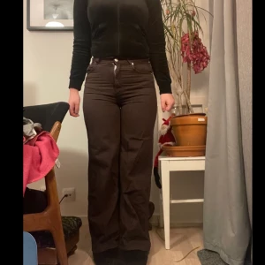 Ett par mörk bruna Jeans. - Säljer mina fina mörk bruna jeans från Pull&Bear. Jag köpte de för 1 år sedan i Irland så dem går inte att köpa i Sverige. Säljer dem pga att de har blivit för små:( Dem är tajta vid låren och lite utsvängda längst ner. Storleken är 38 men passar även 37!