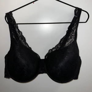 Svart bh - Säljer en svart spets bh, hög stöd och tjockt band. Använd en gång.