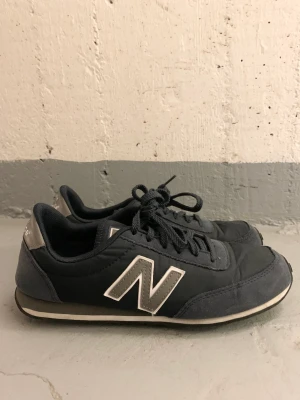 New balance skor  - Säljer mina mörkblåa new balance i storlek 39!   Fraktar eller möts upp i Gbg! 