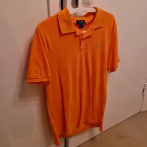 Orange ralph lauren piké tröja storlek xl, obs RL är små i storlekarna så allt ifrån 185-195 passar tröjan bra på!