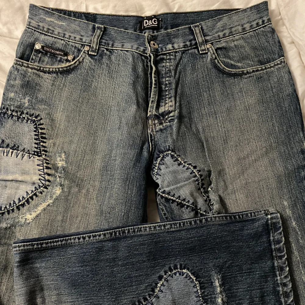 Ascoola D&G blå jeans med fräcka hål och ”igenlappningar”! Innerbenslängd: 83 cm och midje måttet: 40 cm (80 cm hela vägen runt☺️Skriv vid minsta fundering eller fler bilder! Pris går definitivt att diskuteras!❤️. Jeans & Byxor.