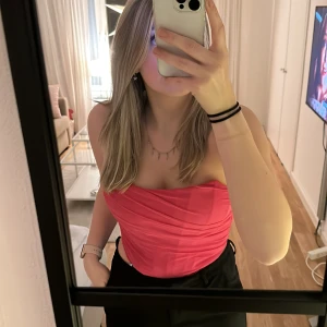 Korset topp⚡️ - Supersnygg rosa korsett-topp endast använd en gång. Köpt från SHEIN i våras och den har resår (se bild 3) för att den ska stanna uppe vilket den gör💗Storlek M men skulle säga att den är S-M.