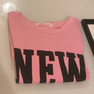 Fin tröja - En fin rosa new york tröja från H&M i bra skick använd ett fåtal gånger