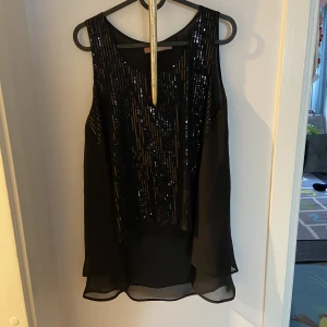Topp - Jätte fint paljett linne. Använt 1 gång
