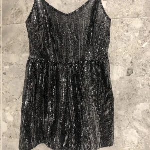 glänsande jumpsuit - Den är lite använd och i bra skick.  perfekt för speciella evenemang.