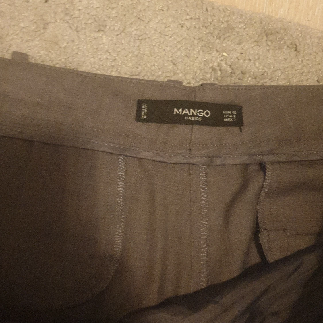 Gråa byxor  - 90