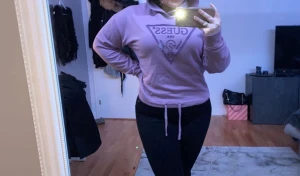 Guess hoodie M - Lila guess hoodie i storlek M. Aldrig använd. Kan mötas upp i Göteborg/Mölndal/Kungsbacka eller frakta. Frakten kostar 66kr 🥰