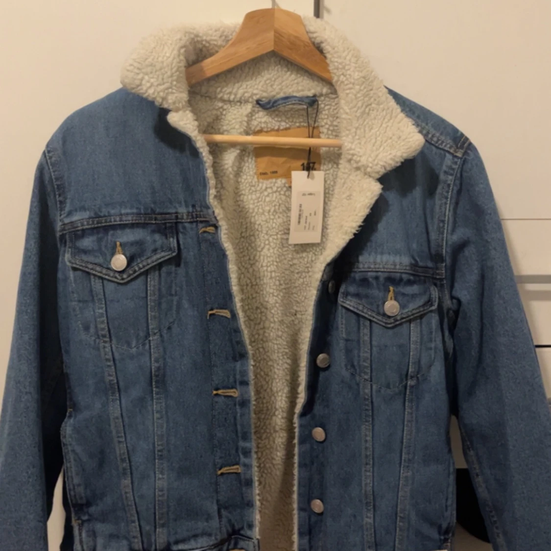 Jeansjacka med fuskpäls