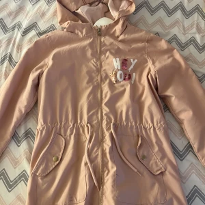 Jacka  - Den är i fint stick har inte använt den på länge har typ använt 5 gånger, den passar s-m storlek men det är barn storlek