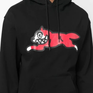 BBC Running dog - Säljer min BBC tröja då jag köpte den men var för liten, tröjan är använd 1 gång och är i nyskick. Allmänt fet tröja, bara att kontakta mig om det skulle vara några frågor🤩