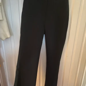 Kostymbyxor na-kd - Jättefina kostymbyxor från na-kd med slits framtill säljer pga lite för långa men är i väldigt bra skick! Storlek 36