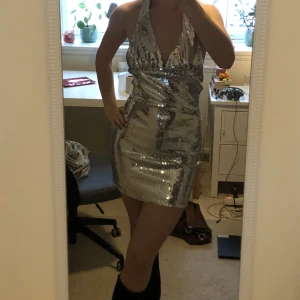 Glittrig klänning 🥳🥳 - Glittrig klänning med öppen rygg 🥳 Köpt på sellpy. Storlek M. Köparen betalar för frakt eller mötas upp i Stockholm 💗💗