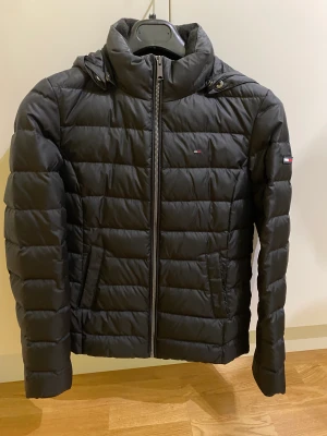 Tommy Hilfiger Jacka - En Tommy Hilfiger Jacka som är använd men inte har några skavanker. Storlek XS, köpt är köpt och köparen står för frakten!