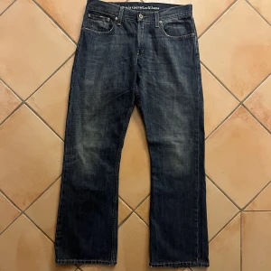 Vintage Levis jeans - Vintage Levis 527. Liknar 501 i passformen, men har istället slight bootcut / flare i benslutet. Ca 1980-1990tal, med text broderat inuti. Storlek 32/30 men kan funka för någon som är längre mer låga i midjan. Skriv privat för att få se hur de ser ut på!