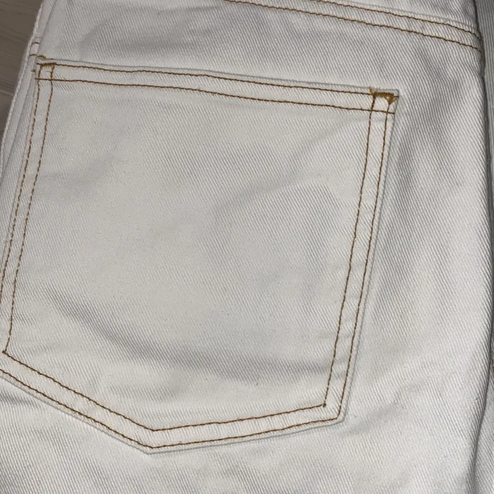 Säljer dessa vita jeans med lite mörkare sömmar✨💕Något korta på mig som är 175 cm lång. . Jeans & Byxor.