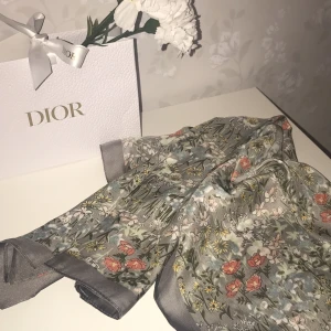 70*70 sjal 🤍 - Supper snygg sjal som kan användas för vad som helst, t.ex runt halsen/ runt huvudet eller en accessoar till väskan ✨ Säljer för endast 40 kr , frakt ligger på 14kr