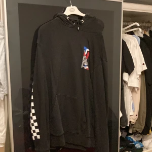 Vans hoodie  - Väldigt fräsch vans hoodie märks knappt att den är använd. Storlek L