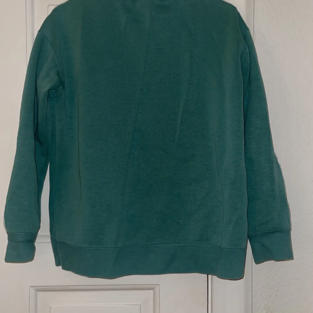 Grön oversize tröja från Adidas, sparsamt använd. Strl 34. Hoodies.