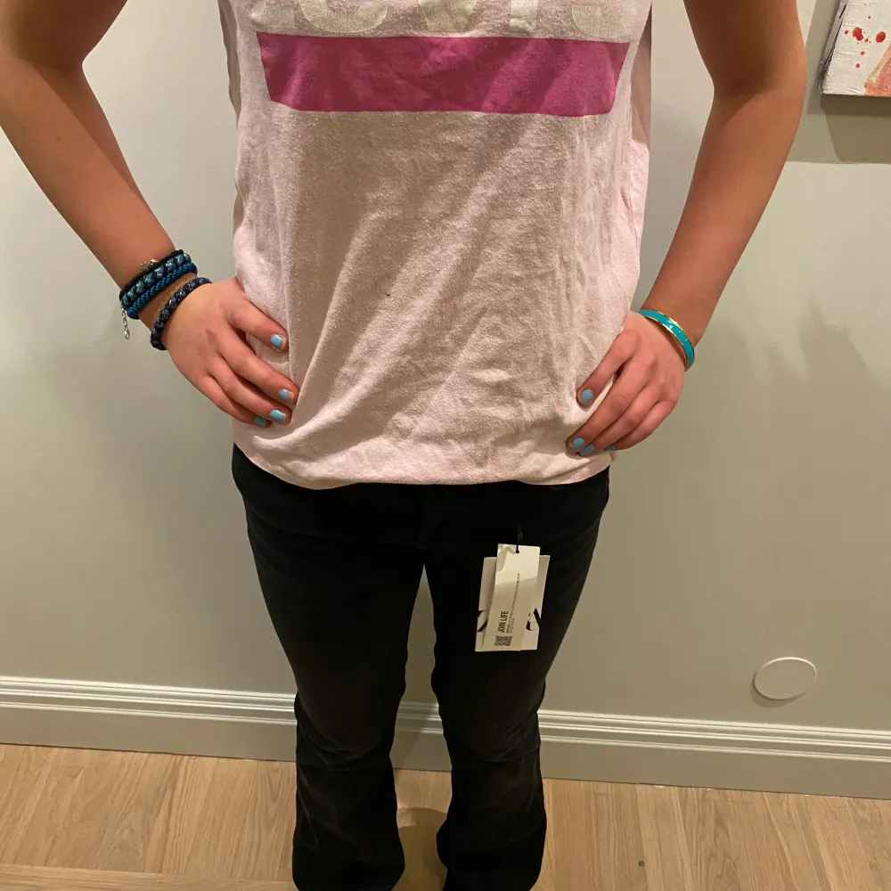 Fin rosa Levi’s tröja i storle XS säljs för 50 kronor då den inte kommer till användning😇. T-shirts.
