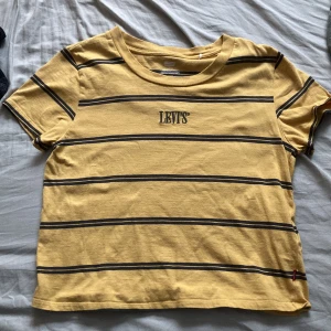 Levis t-shirt  - Säljer en Levi’s t-shirt med passform åt magtröjehållet. Strl S. Har någon form av nypskada (se bild 3) annars i gott skick 