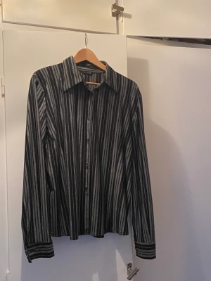 Randig skjorta i skönt material - Fin skjorta passar utmärkt både till kjol och byxor 