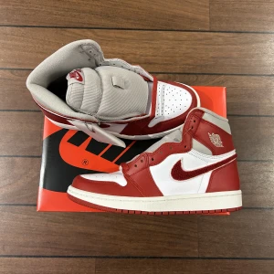 Jordan 1 High Varsity red - Snygga Jordan 1 i storlek 39!  Använd gärna köp nu!  Bara att skriva om du undrar över något🙏