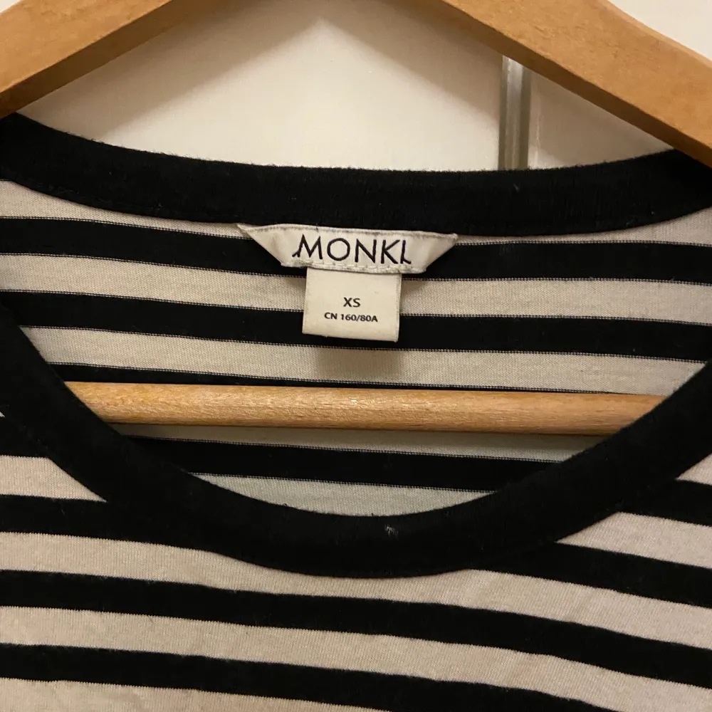 Randig tröja från Monki. (Köparen står för frakt) 💞 . Tröjor & Koftor.