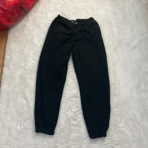 mjukisbyxor - svarta mjukisbyxor från gina tricot. tyvärr för korta i benen för mig. ( jag är 168cm)