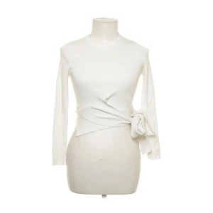 Stickad tröja - En stickad tröja från Zara köpt på sellpy. Helt oanvänd i storlek medium. Hör av dig om du är intresserad!😊